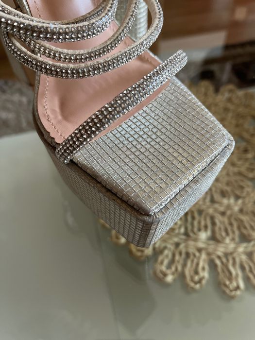 Дамски сандали на платформа и дебел ток