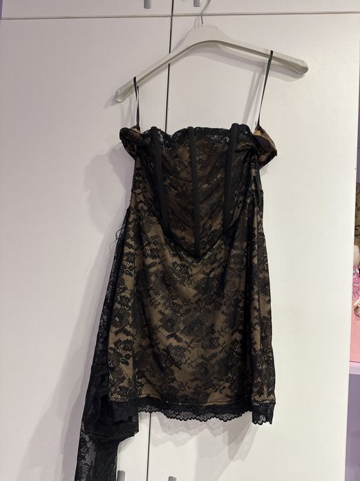 Къса дантелена рокля