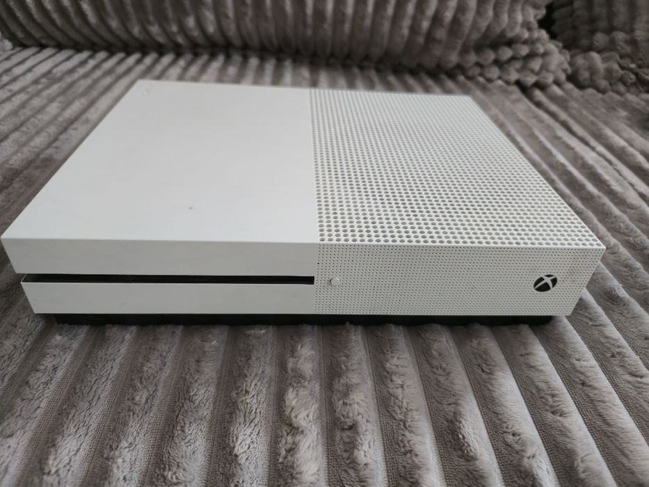 Vând Xbox One S 500GB Alb cu Jocuri de top instalate (FC 25, Forza 5) - Fără controller!
