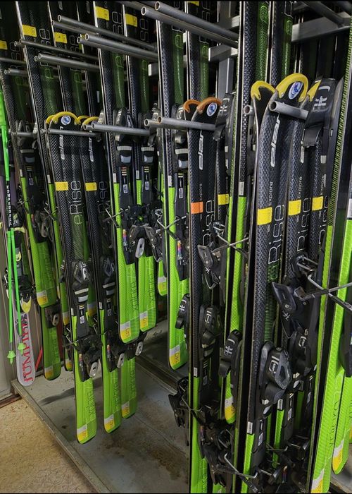 Echipament complet de schi pentru centru inchirieri