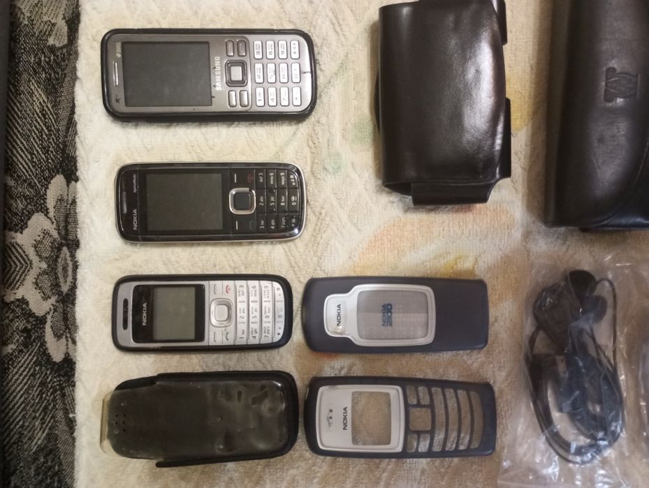 Телефоны и аксессуары к ним.