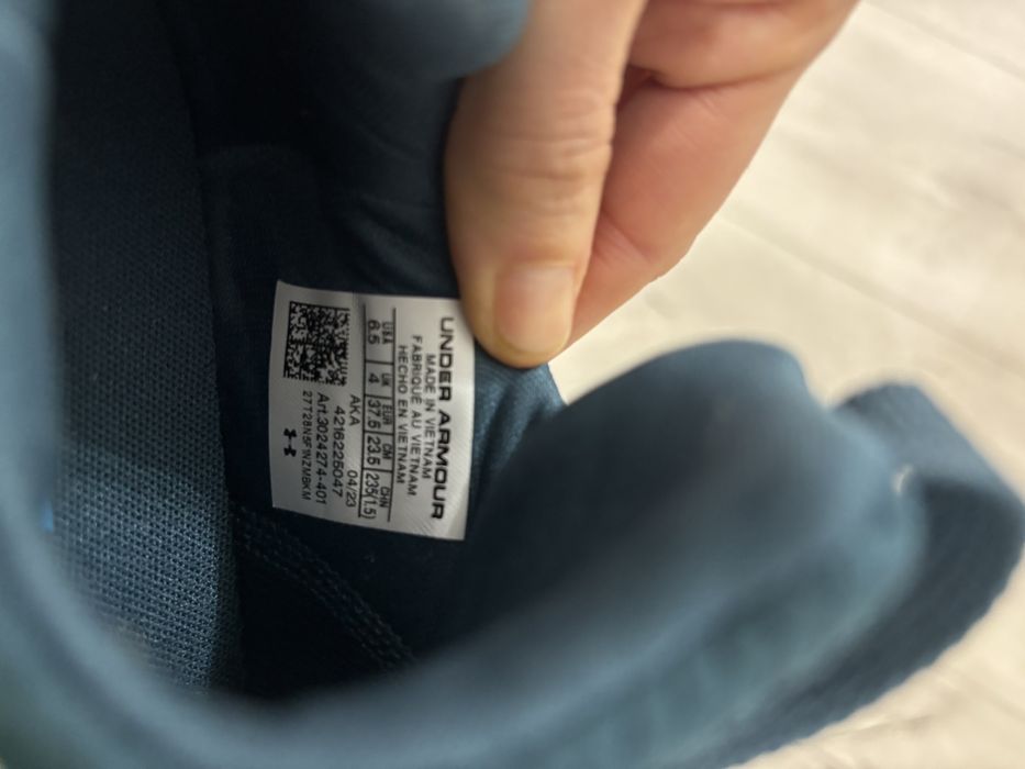 Vand pantofi sport Under Armour marimea 37