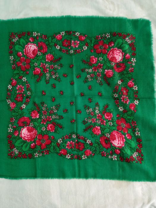 Цветни забрадки 90/90см.Чисто нови,4бр.Зелената е 70/70 20лв