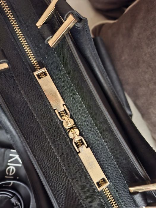 Продавам оригинална  дамски чанта Calvin Klein