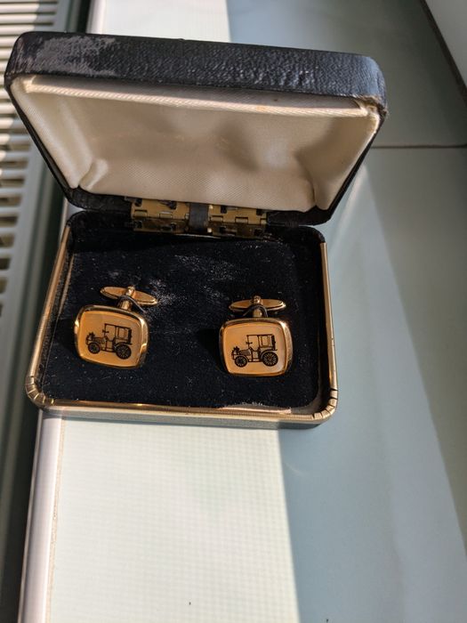 Butoni vintage aurii inscripționați cu mașină de epocă