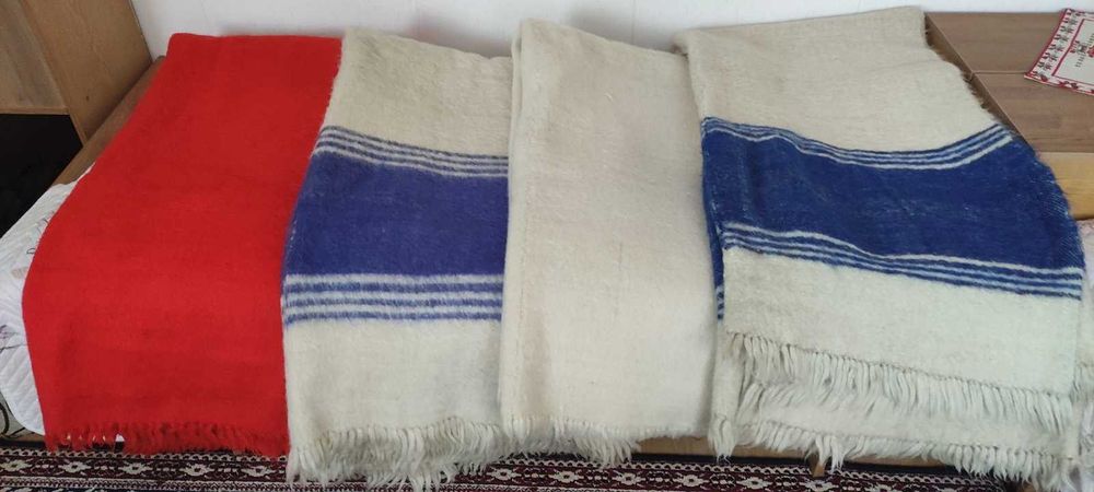 Продавам 4 бр. одеала. 100 % вълна.