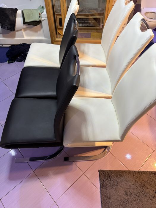 scaune zig zag 4 bucati albe si 2 buc negre