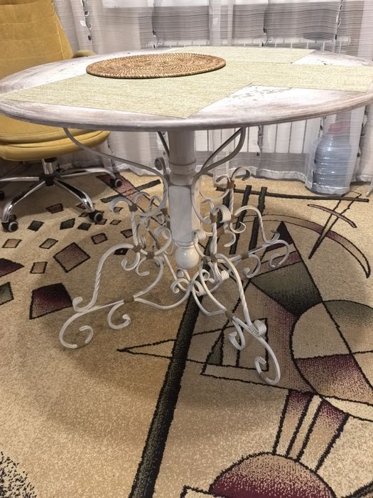 Круглый стол с кованными ножками