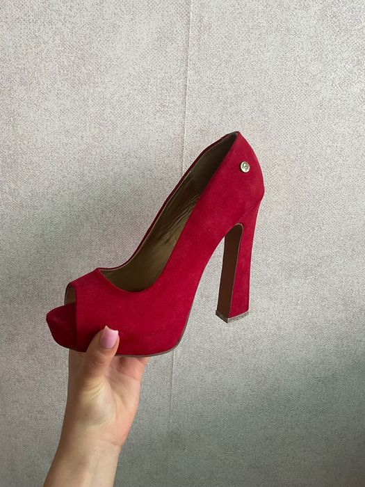 Дамски обувки на висок ток