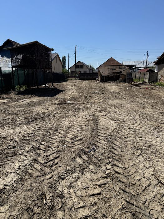 Teren 1055 mp Topoloveni - Cârcinov, construcție existentă (autorizație rapidă), utilități.