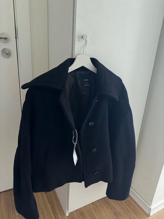 Черно късо палто - Mango