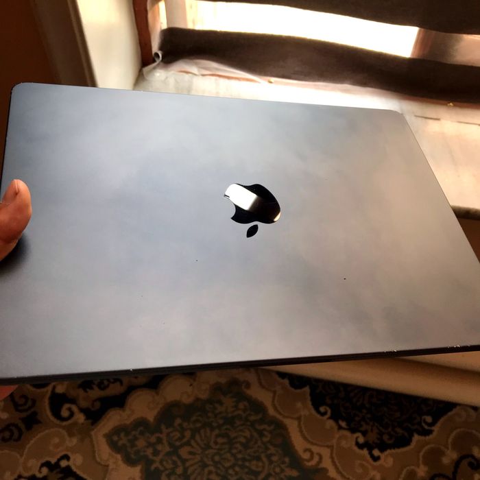 MacBook Air M2 (8GB / 256GB) продаётся