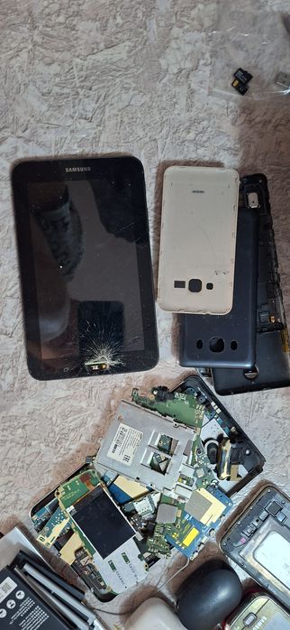 Запчасти и кнопочные телефоны