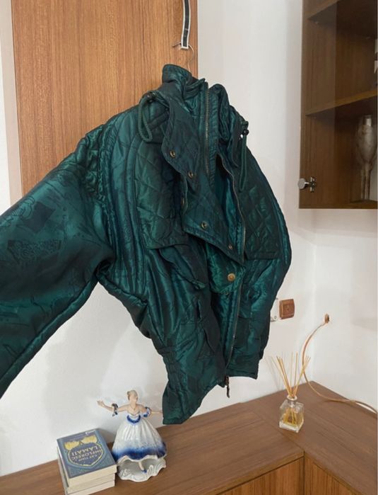 Paltoane, in stare buna.