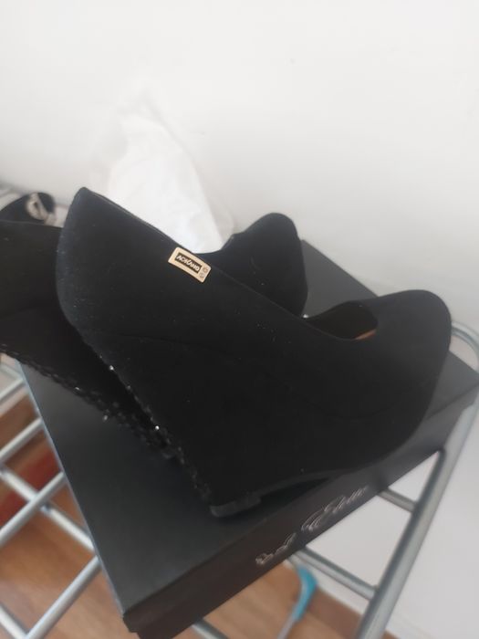 Туфельки  новую  продаются