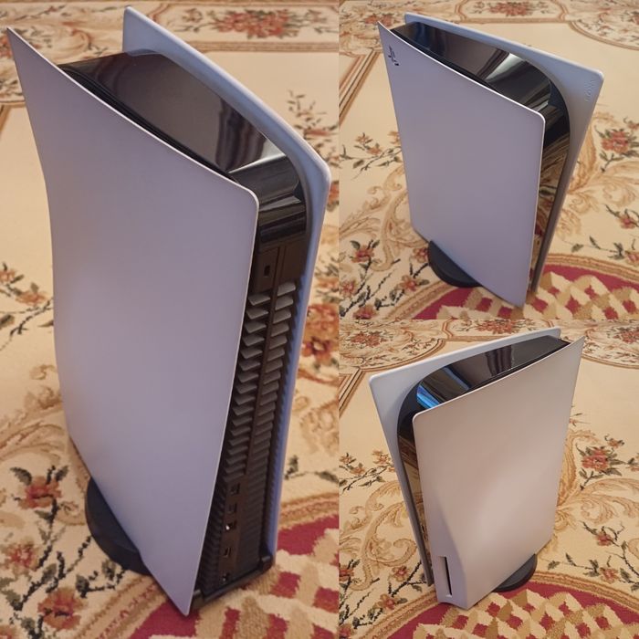 PlayStation 5 и два контроллера