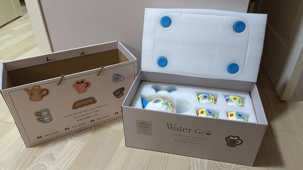 Сервизный набор (чайник+чашки)