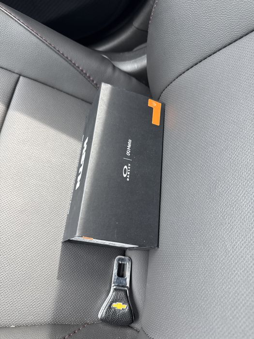 Oakley meta qora xamelyon
