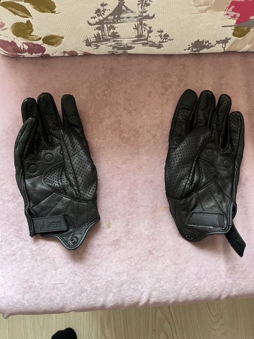 Мото яке, каска, наколенки, ръкавици