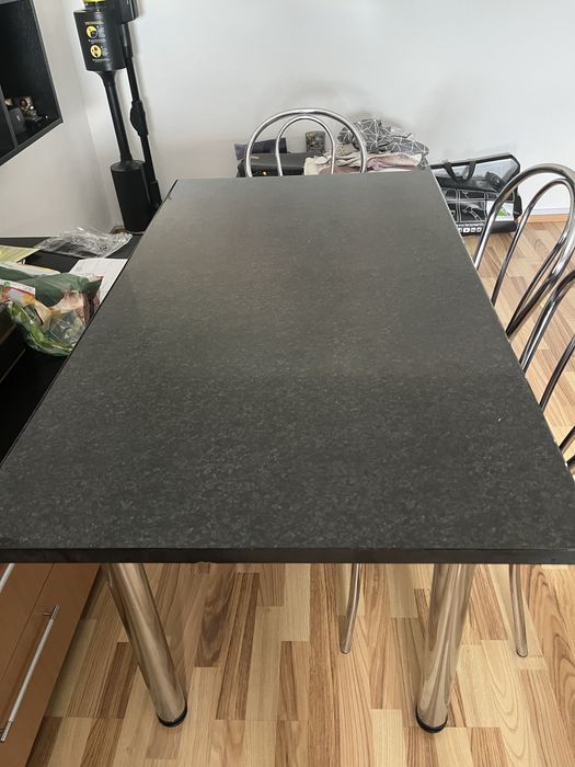 Mobila de bucatarie completa , aragaz nu prea folosit , hota hansa, masa cu 4 scaune picioare de metal facuta pe comanda .
