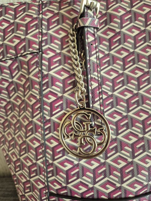 Дамска чанта Guess