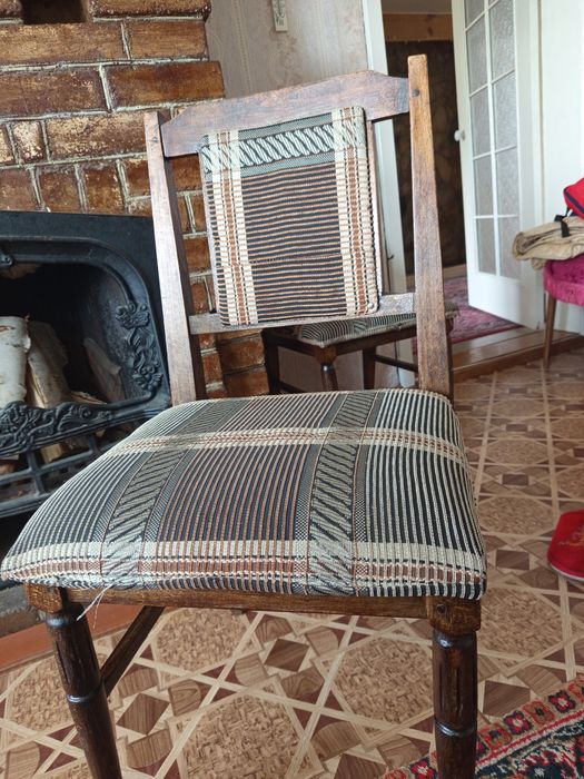 Стул темное дерево, обшивка ткань