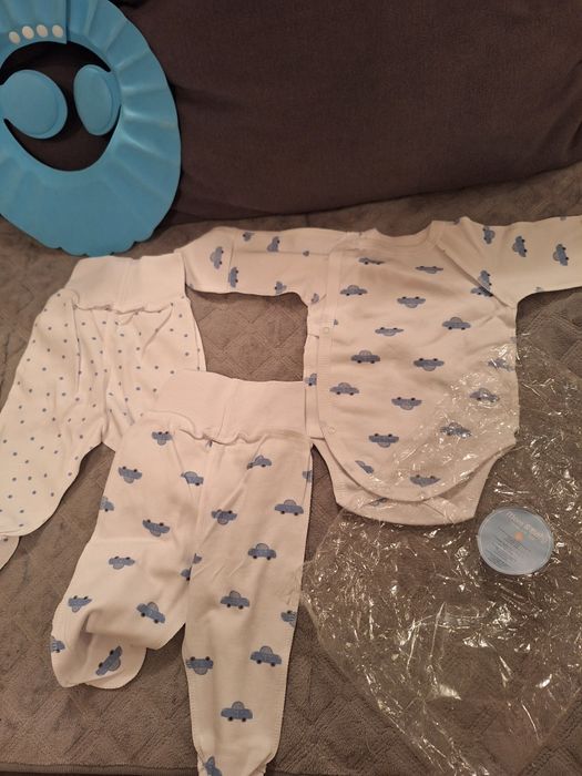 Отдам новый комплект 2 ползунки и боди для мальчика