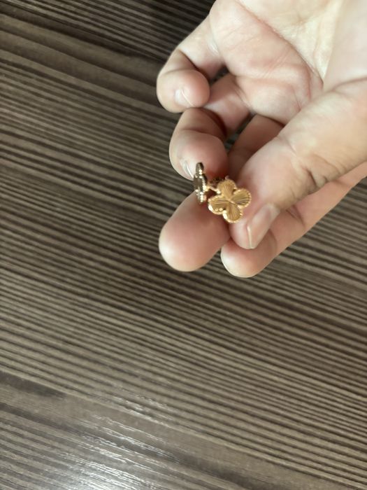 Продам  детские  золотые серьги