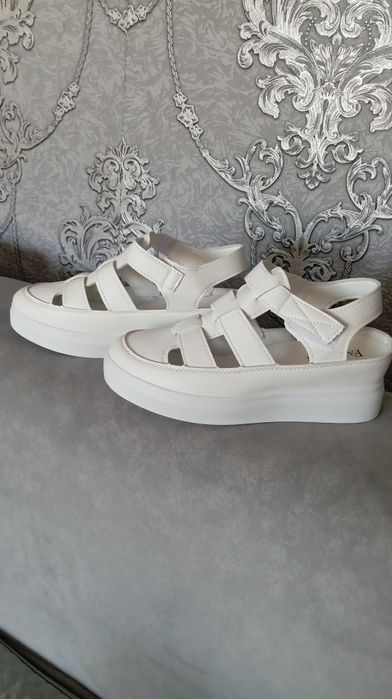Продам Летние сандалии в белом цвете