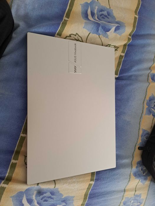 чисто нов лаптоп Asus Vivobook + оригинално зарядно