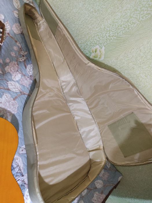 Гитара акустическая YAMAHA с чехлом и кападасьром в комплекте