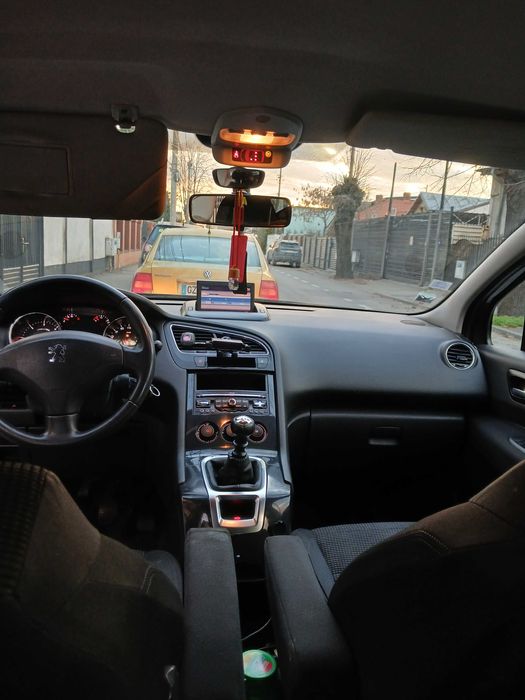 Vând Peugeot 5008