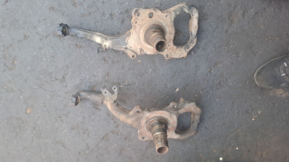 цапфа на TAYOTA Land Cruiser 100