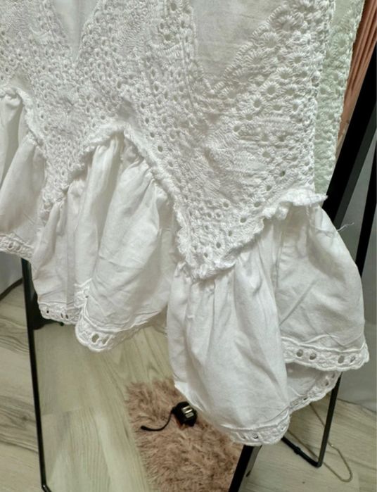 Rochie albă din broderie spartă englezească volanase maneci bufante XS