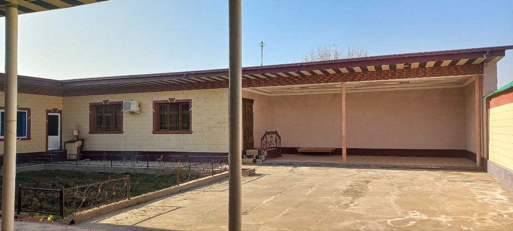 Hovli uy sotiladi guliston