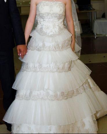 Продаётся свадебное платье со шлейфом