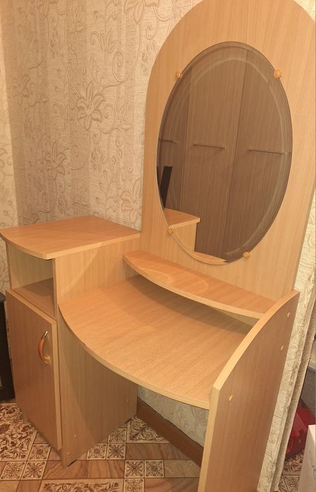 Продам  2 тумбы, комод, туалетный столик  б/у,