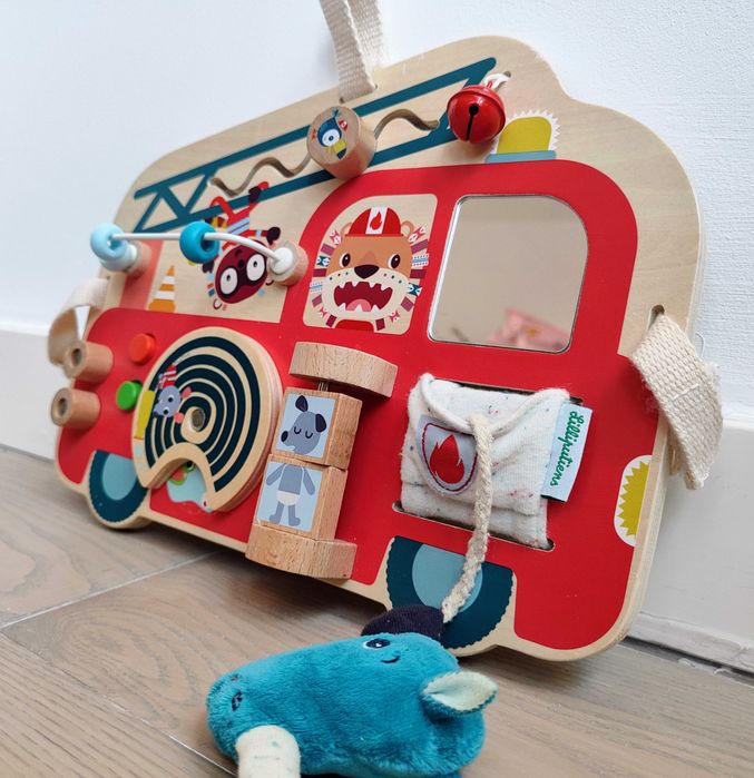 Panou de activitati Lilliputiens, din lemn, masina de pompieri