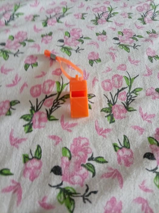 Игрушечный свисток