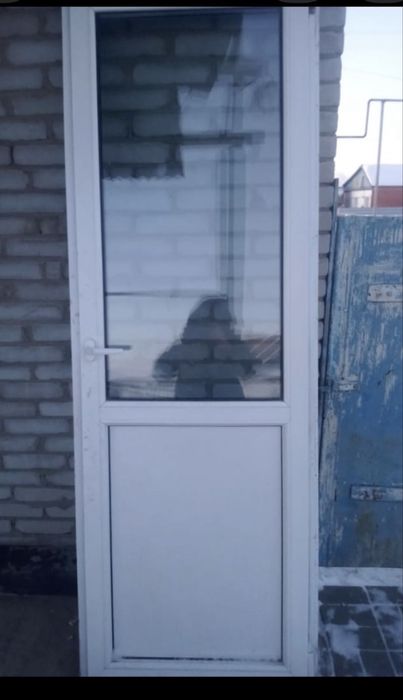 Продам пластиковую дверь