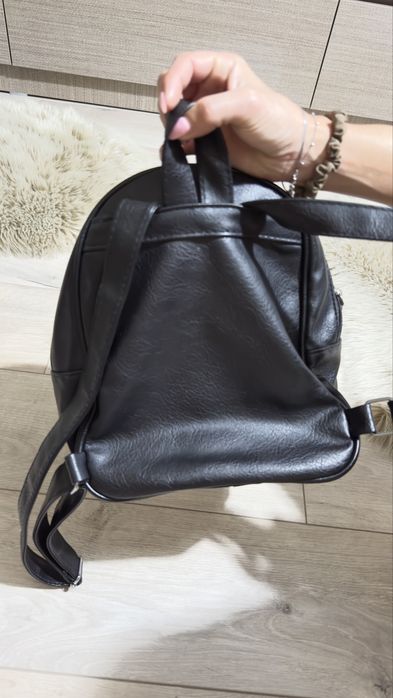 Кожена чанта с модерен дизайн