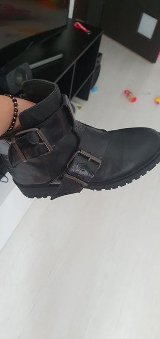 Vând ghete de iarna din piele în stare forte buna