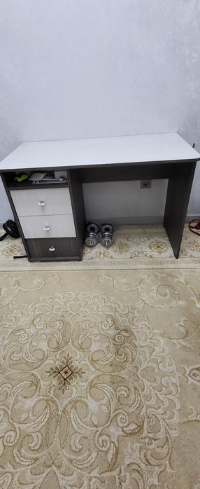 Продаётся стол письменный