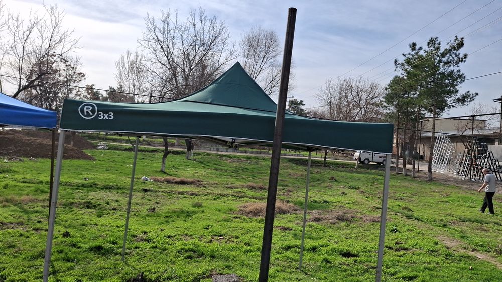 Ариндага зонтиклар  дам олиш ва пекникларга бораётганларга