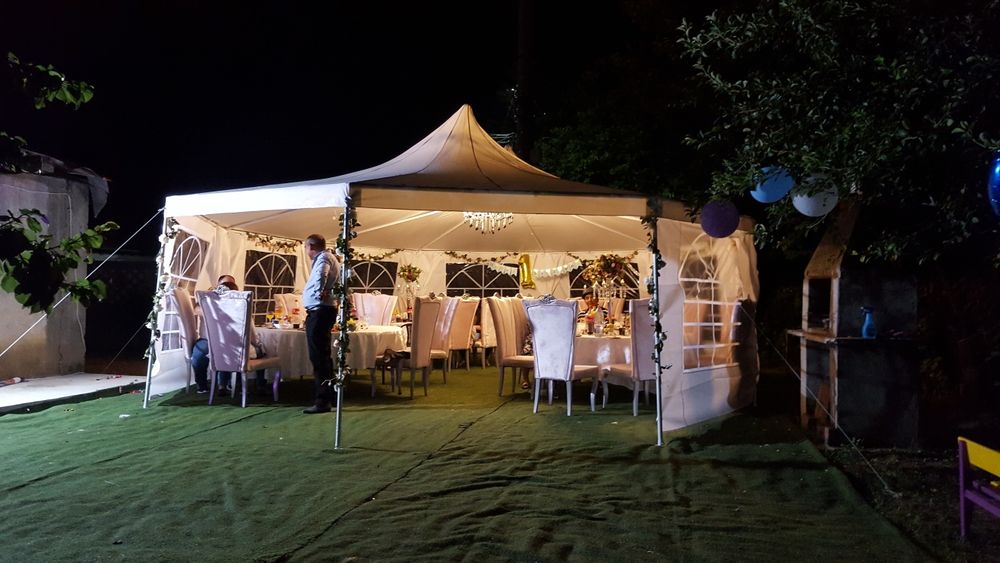 Inchiriez cort,corturi pavilion,mese scaune vesela aranjamente florale
