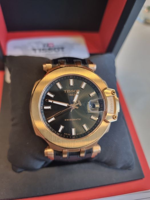Часовник Tissot gold.