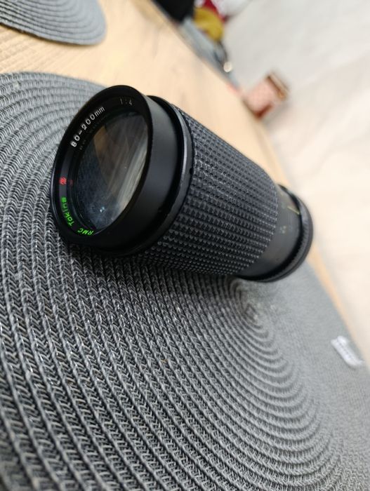 Това е Tokina RMC 80–200mm f/4 – ръчен (manual focus