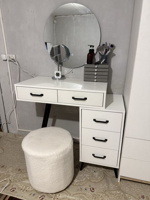 Туалетный столик+зеркало+пуфик