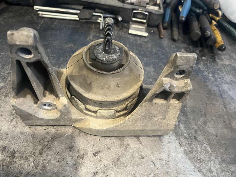 Подушка двигатель ауди 2.8