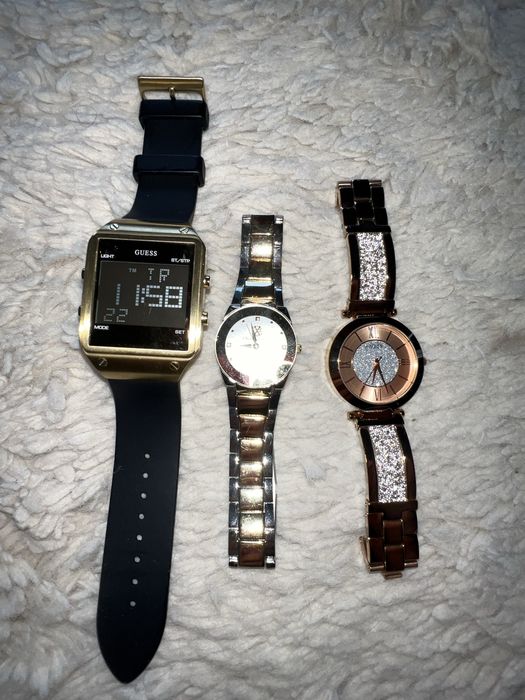 Vand 3 Ceasuri in stare buna Guess